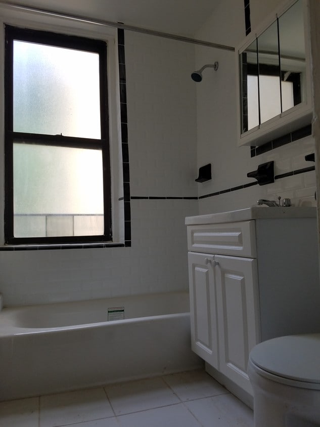 Primary Photo - 110 Seaman Ave
