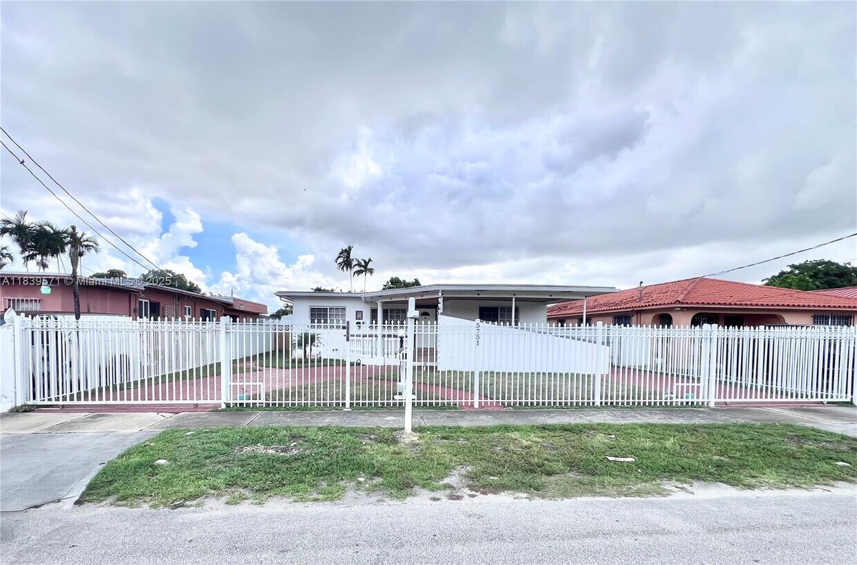 Foto principal - 5751 SW 2nd Terrace