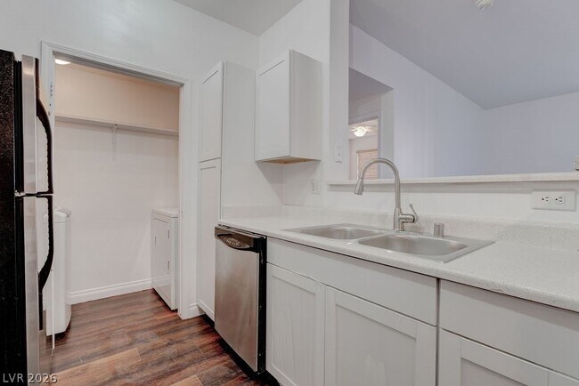 Foto del edificio - 231 W Horizon Ridge Pkwy