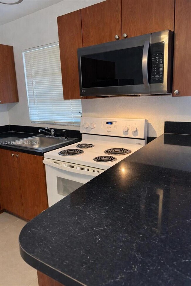 Foto del edificio - 214 NW 8th Ave