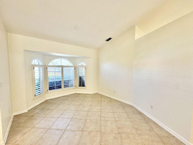 Building Photo - ** CROWN POINTE ** 3 BED / 2 BATH - SINGLE...
