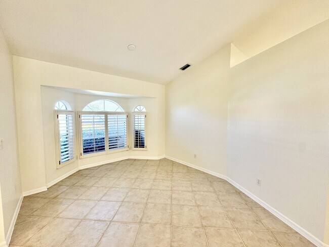 Foto del edificio - ** CROWN POINTE ** 3 BED / 2 BATH - SINGLE...