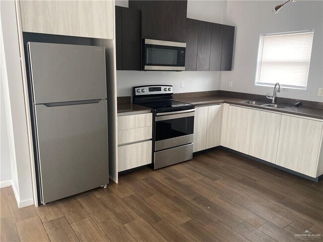 Building Photo - 11 Luz Divina St