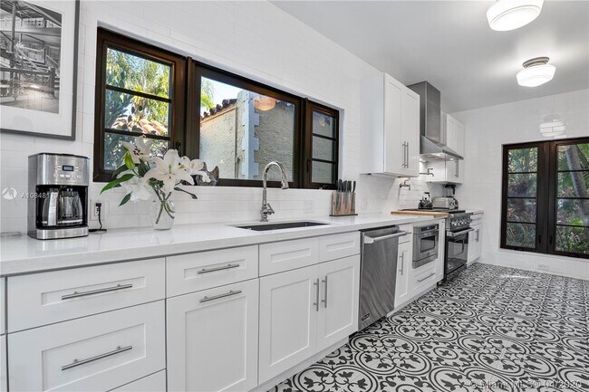 Building Photo - 555 NE 58th St