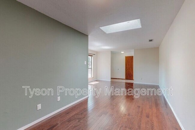 Foto del edificio - 7305 Mayflower Rd NE