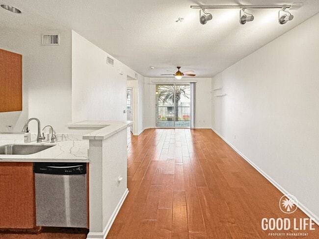 Foto del edificio - Resort-Style 1BR in Anaheim | Gym, Pool, Jacuzzi & Balcony