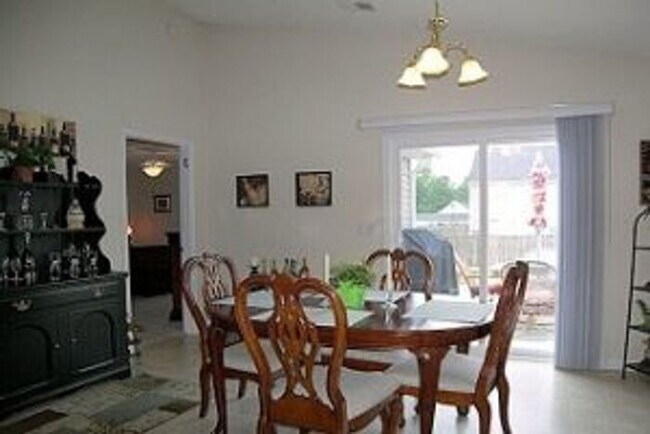 Building Photo - 20 Robins Egg Ct