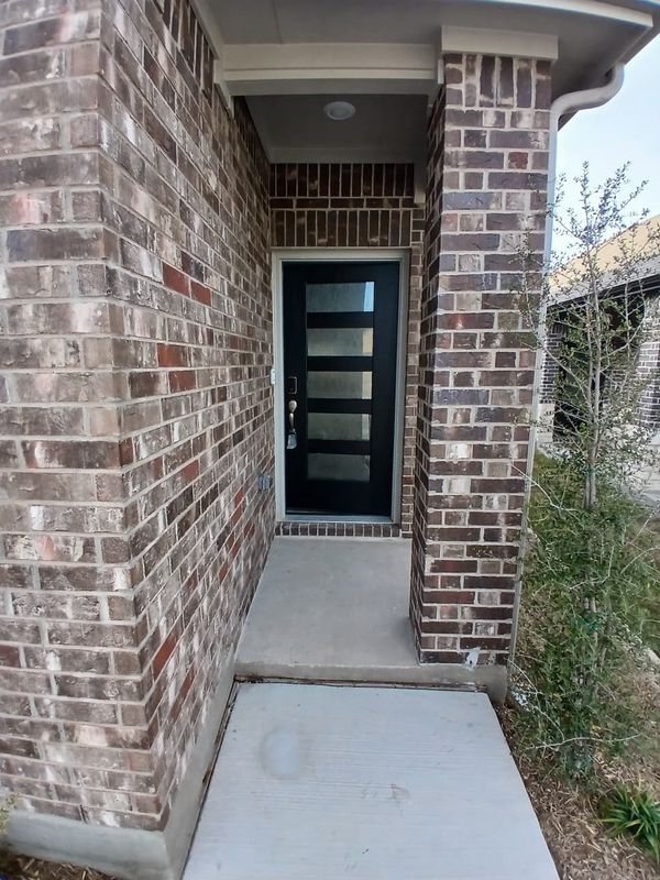 Building Photo - 600 Clover Crk Dr