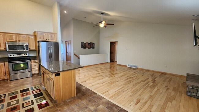 Foto del edificio - 1329 Pinecrest Ln