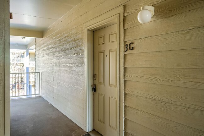 Foto del edificio - Two Bedroom Condo in Westminster
