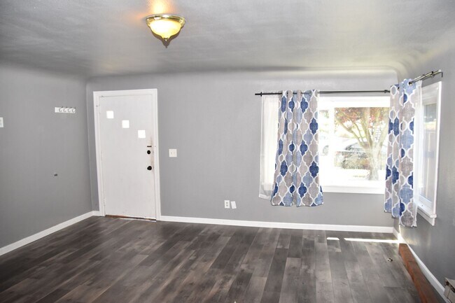Building Photo - 2 Bedroom 1 Bath Centrally Located Tacoma ...