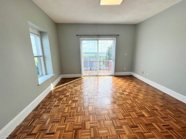 Building Photo - 2 br, 1 bath Triplex - 0Pearl Ave Apt 2