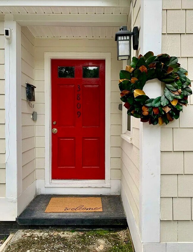 Building Photo - Adorable 3BR Rosewood Rental with Dreamy P...