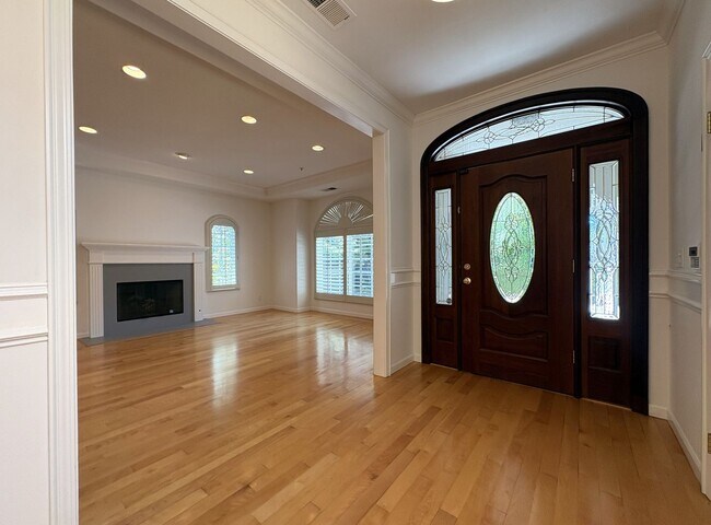 Foto del edificio - Spacious 3BR + Office | 2,150 SF | 2-Car Garage | Prime Menlo Park