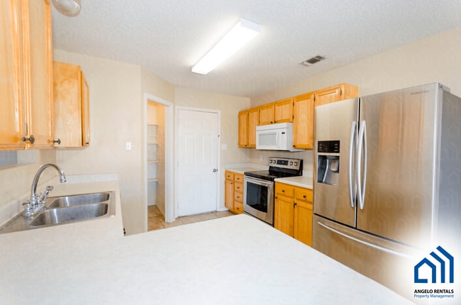 Building Photo - Lovely 3 bedroom, 2 bath home with fire pl...