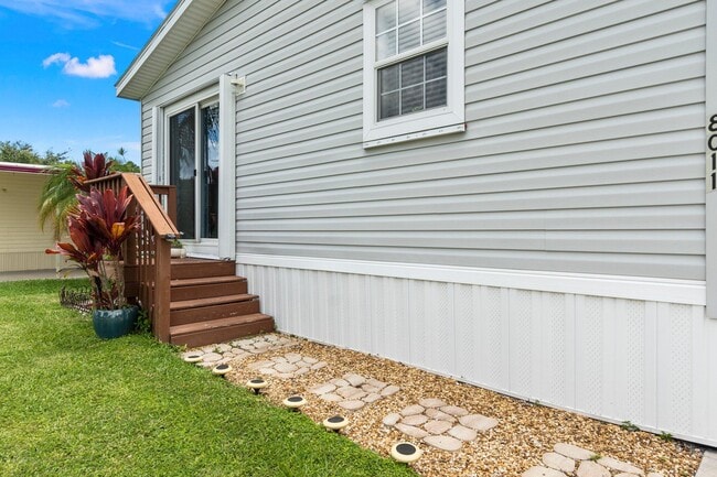 Building Photo - 8011 SE Skylark Ave