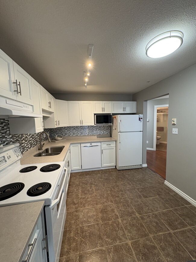 Building Photo - 3174 Gladwin Rd