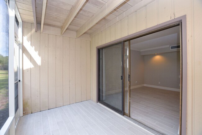 Foto del edificio - 622 Olde Camelot Cir