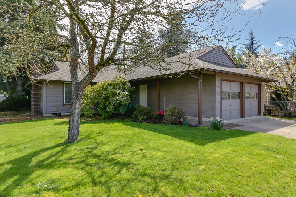 Foto principal - Great 3 Bedroom, 2-Bath Home – Close To Ch...