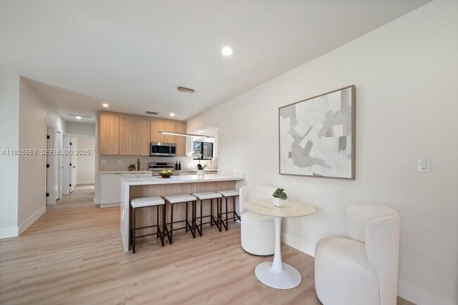 Foto del edificio - 2442 NW 170th St