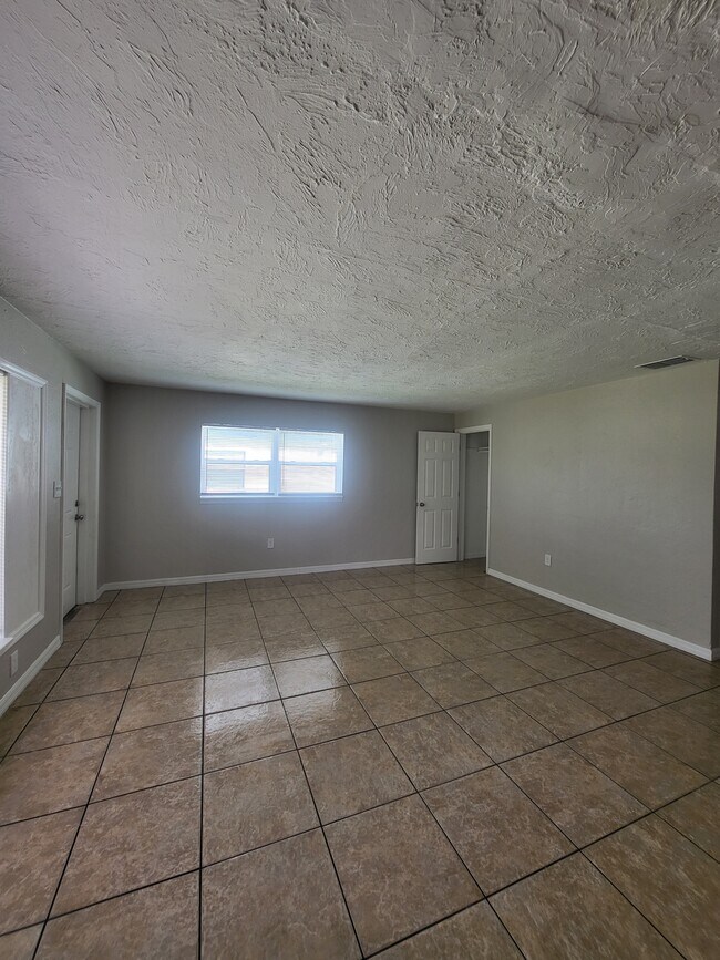 Photo - 2402 Dora St House