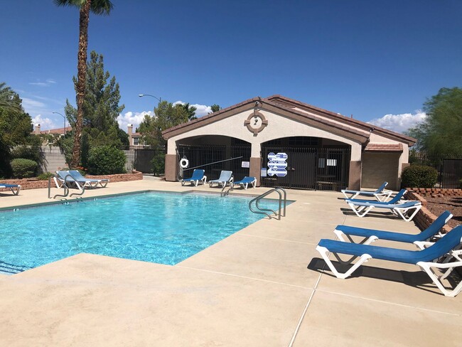 Foto del edificio - Great Two Bedroom Townhouse with a 1 car garage near Silverado Ranch area