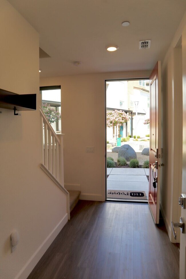 Foto del edificio - Gorgeous 3-story Townhome Available for Re...