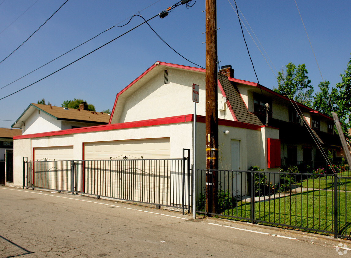 Building Photo - 1850 E 4th St