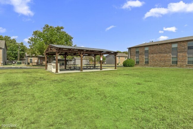 Building Photo - 3 br, 1.5 bath Apartment - Cleburne Plaza C