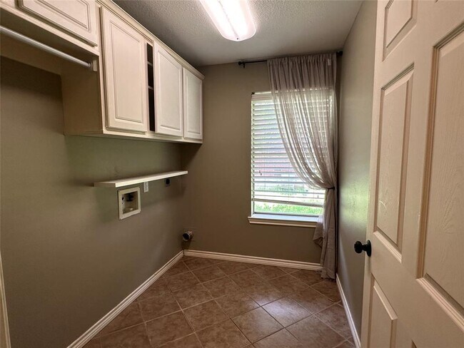Building Photo - 243 Fantasy Ln