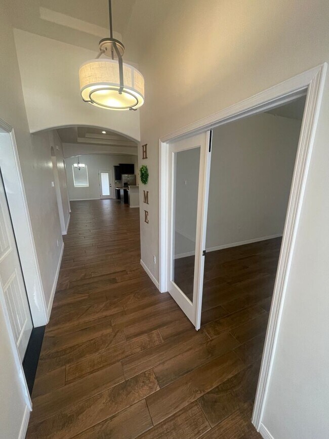 Foto del edificio - Beautiful 3 bedroom, 2 bath w/ Office off ...