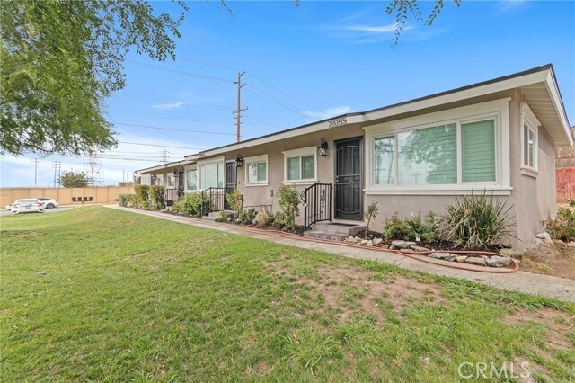 Foto del edificio - 22057 Newport Ave
