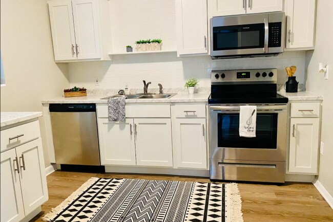 Kitchen - 632 Pinewood Dr