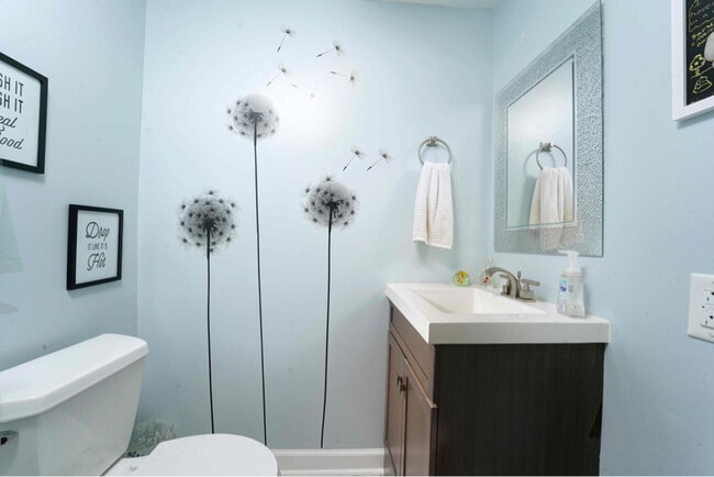 Building Photo - 123 Oakwood Rd