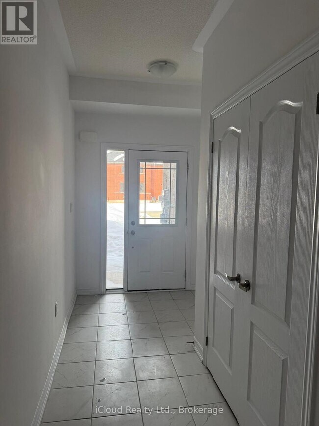 Building Photo - 386 Centre St