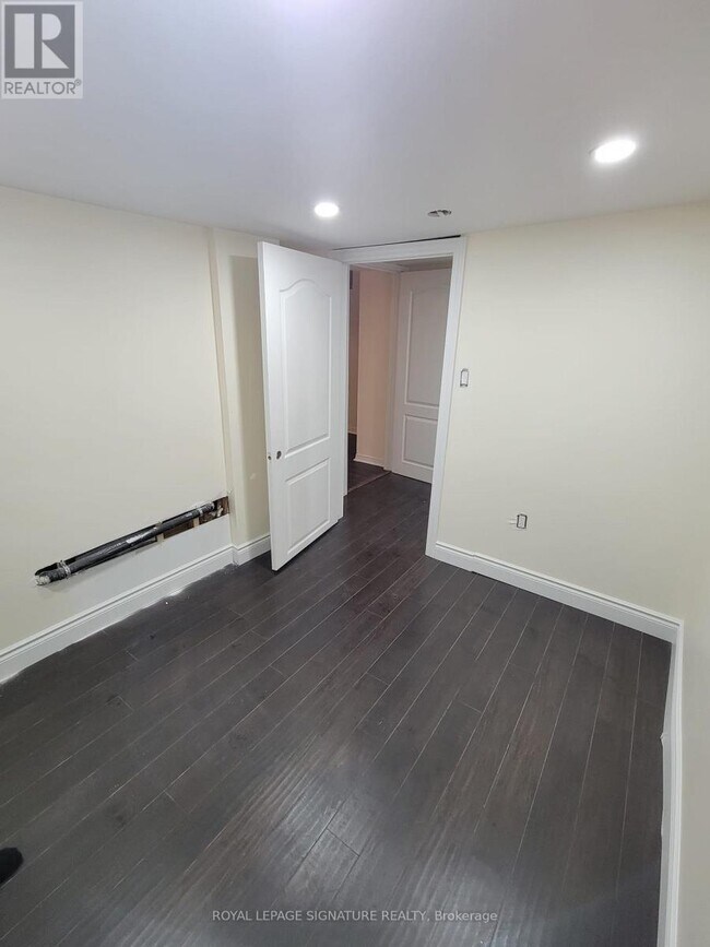 Photo du bâtiment - 143 Crystal Glen Crescent