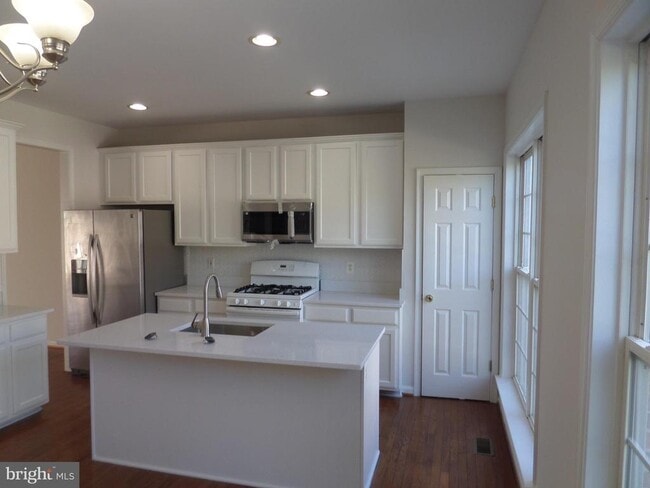 Building Photo - 45788 Smoketree Terrace
