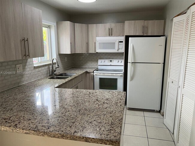 Foto del edificio - 6975 NW 173rd Dr