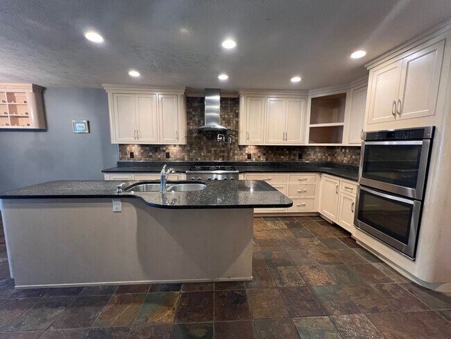 Foto del edificio - Stunning 2 bed/2.5 bath townhome on Eastsi...