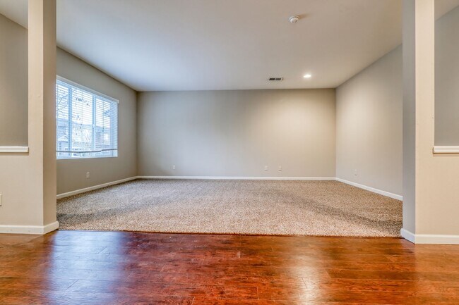 Building Photo - Spacious 4br/2.5ba house with garage in well maintained neighborhood