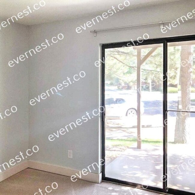 Building Photo - Charming Townhome with Fireplace and Conve...