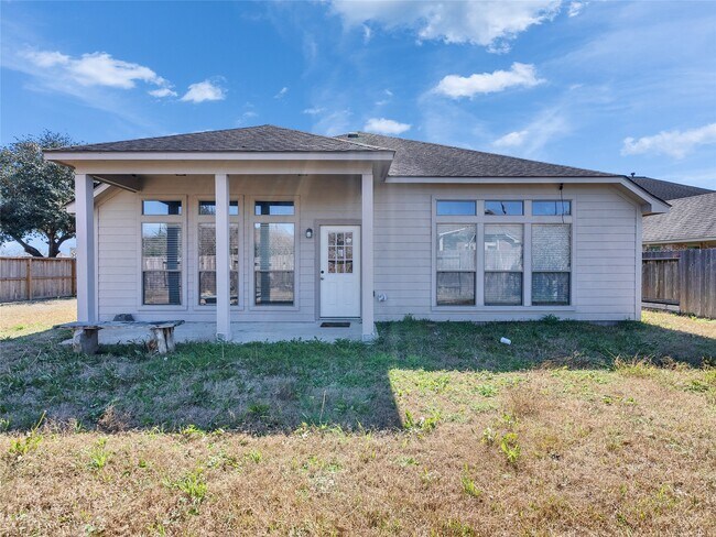 Foto del edificio - 5643 Walnut Glen Ln