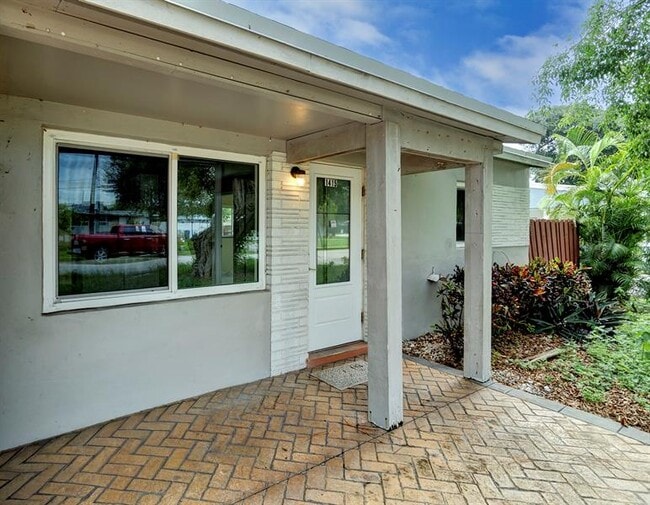 Building Photo - 1415 NE 25th St