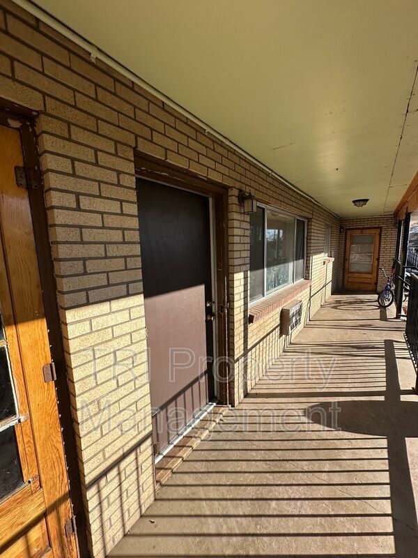 Building Photo - 2012 6th Ave