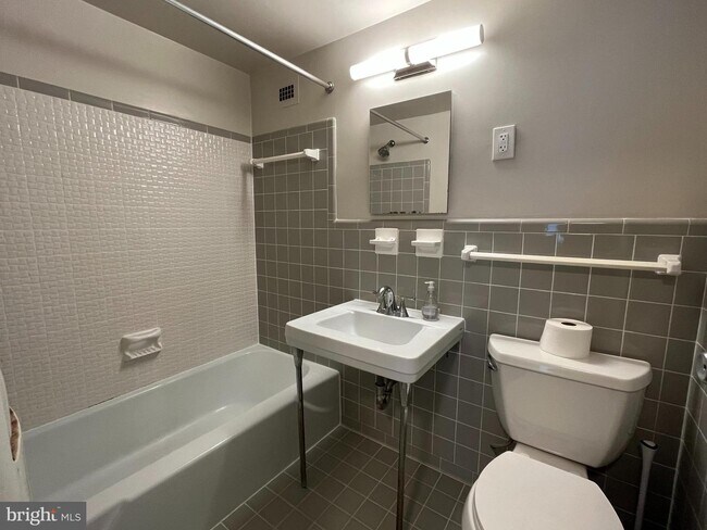 Foto del edificio - 10401 Grosvenor Pl