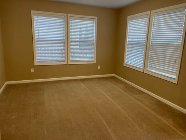 Building Photo - 4 Bedroom House Available August In Gilmor...