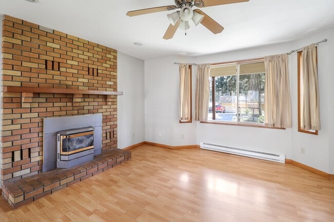 Building Photo - 3 Bed 2 Bath - Groups Per Approval - Dog Friendly - Fenced Yard