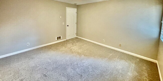 Building Photo - Edmonds Townhouse Quiet End-unit