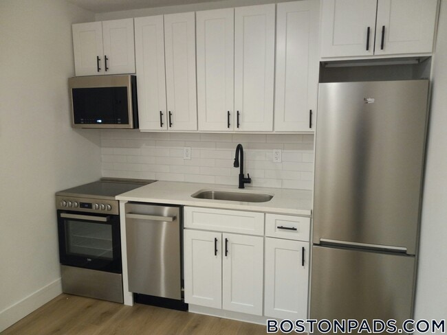 Building Photo - 740 E 7th St