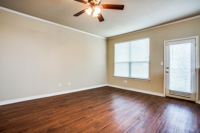 Building Photo - 417B Castleridge Dr